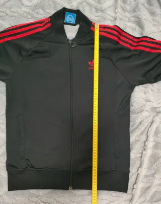 Chaqueta deportiva Adidas negra y roja