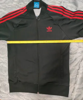 Chaqueta deportiva Adidas negra y roja
