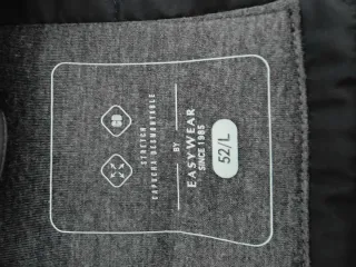 Chaqueta con capucha gris y negra