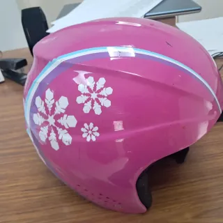 Casco de esquí rosa con copos de nieve