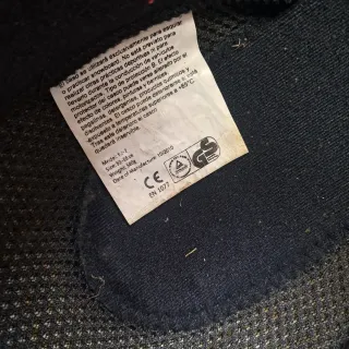 Casco de esquí rosa con copos de nieve