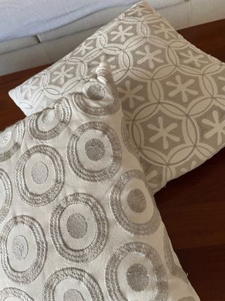 Dos cojines decorativos