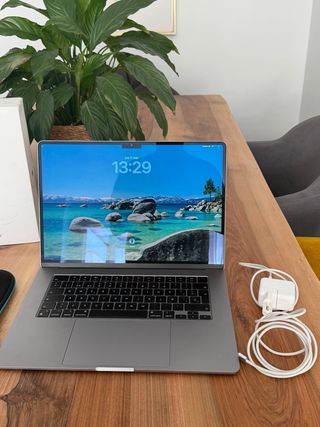 MacBook Air 15,3” Gris Espacial y accesorios