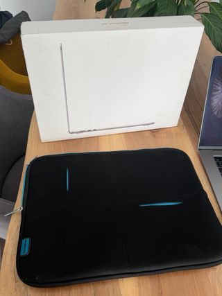 MacBook Air 15,3” Gris Espacial y accesorios