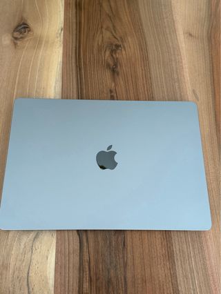 MacBook Air 15,3” Gris Espacial y accesorios
