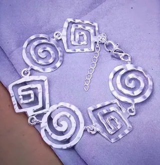 Pulsera de Plata con Diseños Espirales y Cuadrados
