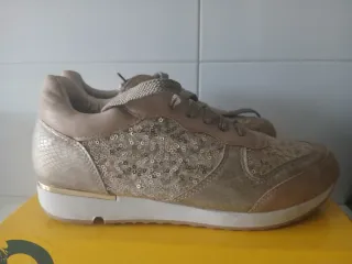 Zapatillas XTI Beige y Doradas con Lentejuelas