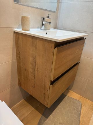 Mueble de baño de roble, espejo y lavabo con grifo