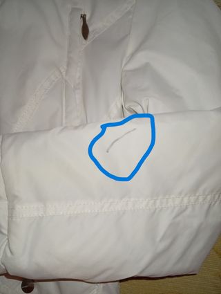 Giacca a vento bianca con cappuccio e cintura