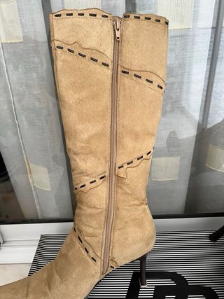 Botas de tacón beige con detalle negro