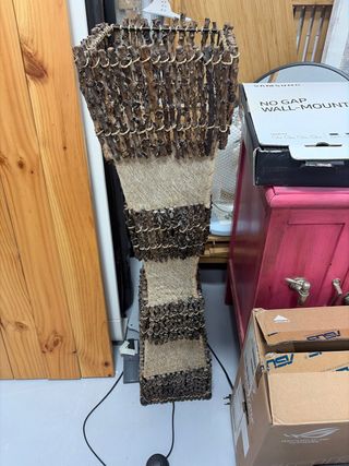 Lámpara de pie de madera y yute