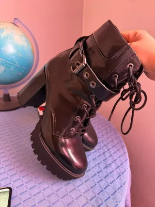 Botines negros Bershka con cordones y hebilla