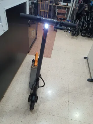 Monopattino Elettrico Grigio e Arancione