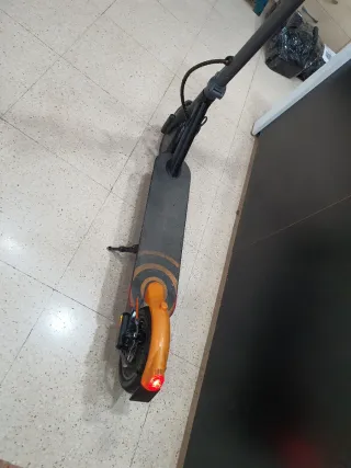 Monopattino Elettrico Grigio e Arancione