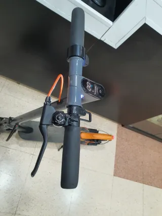 Monopattino Elettrico Grigio e Arancione