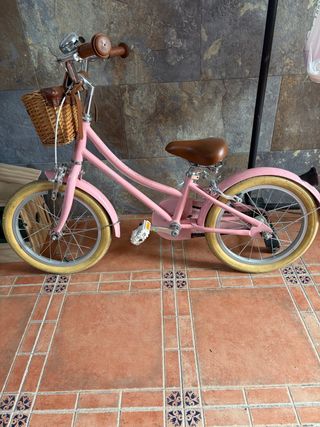 Bicicleta infantil rosa con cesta