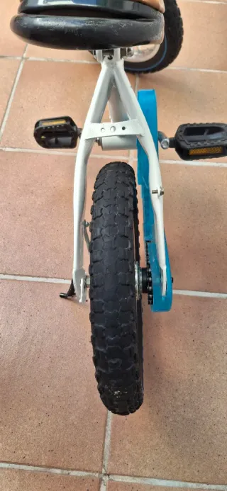 Bicicleta infantil blanca y azul