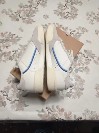 Zapatillas Adidas Beige y Blancas