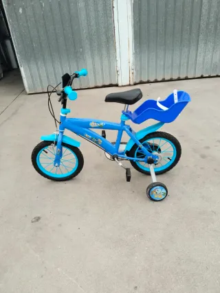 Bicicleta infantil azul de Stitch con ruedines