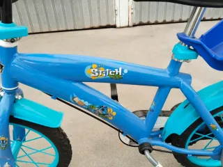 Bicicleta infantil azul de Stitch con ruedines