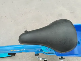 Bicicleta infantil azul de Stitch con ruedines