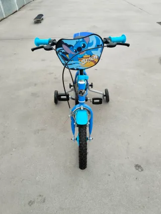 Bicicleta infantil azul de Stitch con ruedines