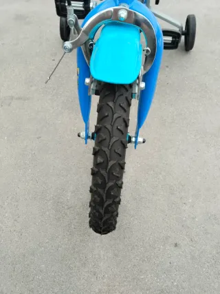 Bicicleta infantil azul de Stitch con ruedines