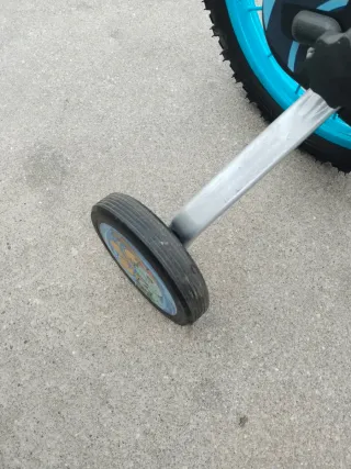 Bicicleta infantil azul de Stitch con ruedines