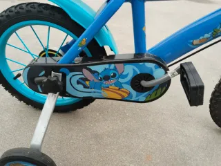Bicicleta infantil azul de Stitch con ruedines