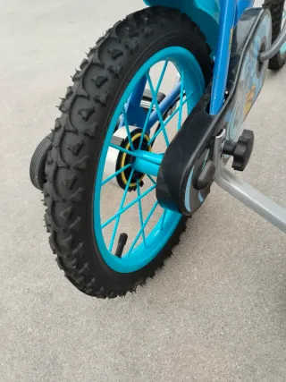 Bicicleta infantil azul de Stitch con ruedines