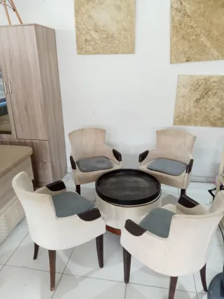 Juego 4 sillones y mesa puf beige