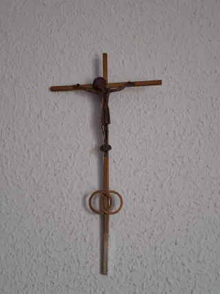 Crucifijo de pared metal dorado y plateado