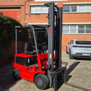 Carretilla elevadora Nichiyu con batería nueva