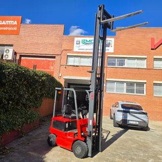 Carretilla elevadora Nichiyu con batería nueva