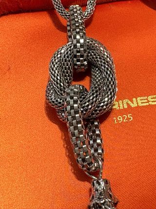 Colgante plateado con nudo y flecos