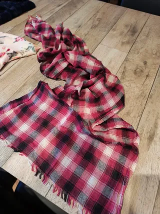 Set di 8 sciarpe di diverse dimensioni e design