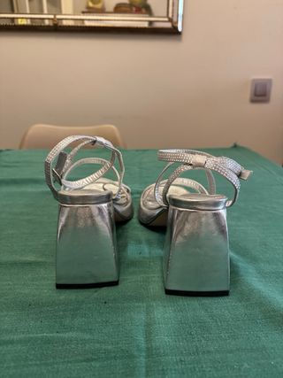 Sandalias de tacón plateadas con pedrería