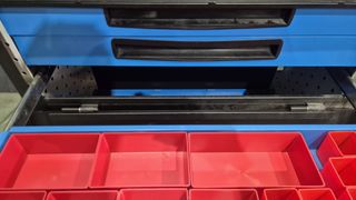 Cofre metálico con cajón y llave