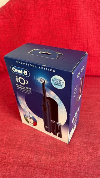Spazzolino Oral B iO 2 con tre testine e custodia