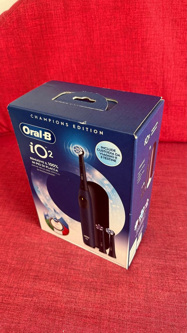 Spazzolino Oral B iO 2 con tre testine e custodia