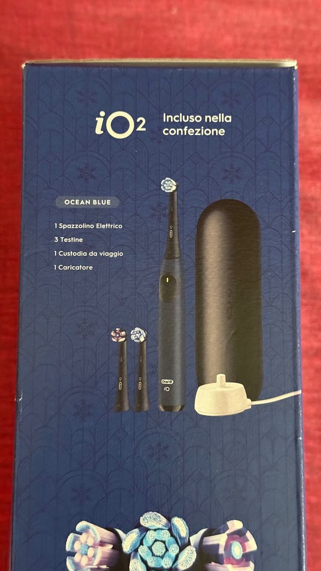 Spazzolino Oral B iO 2 con tre testine e custodia