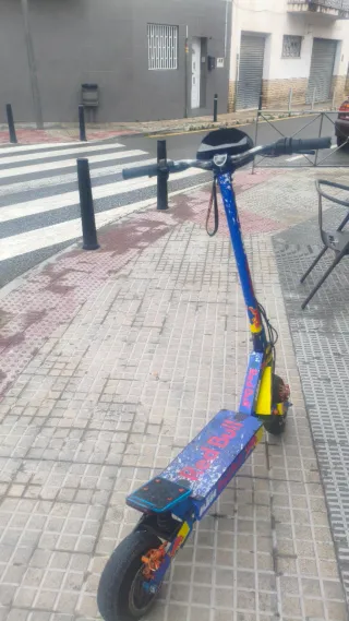 Patinete Eléctrico Edición Limitada Red Bull