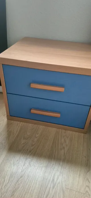 Mesita de noche azul y madera