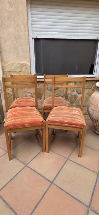Juego de 4 sillas de madera