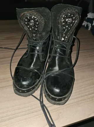 Anfibi neri con borchie e zip