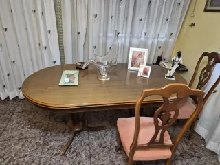 Mesa de comedor de madera