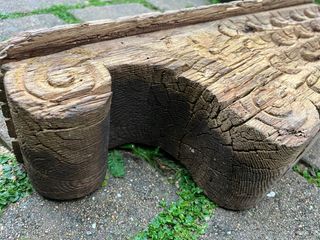 Puntales de madera rústica tallada