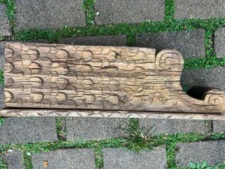 Puntales de madera rústica tallada