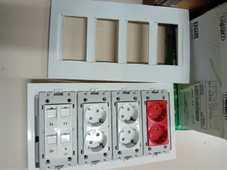 Caja de tomas para puesto de trabajo Eunea