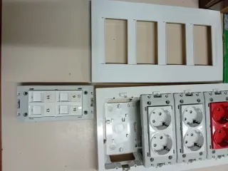 Caja de tomas para puesto de trabajo Eunea